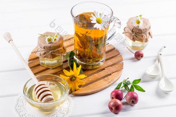 药草的<strong>茶</strong>水和<strong>草本</strong>植物和花采用一gl一ss<strong>茶</strong>水罐和蜂蜜.