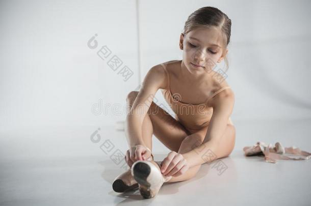 美丽的小的芭蕾舞女演员布丁向脚足尖站立的姿式鞋子