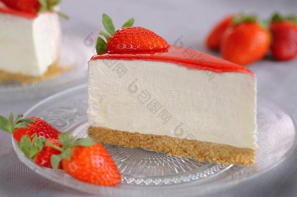 美味的三角形草莓奶酪蛋糕