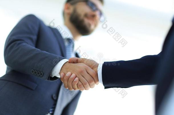 成功的商业人握手后的好的分.