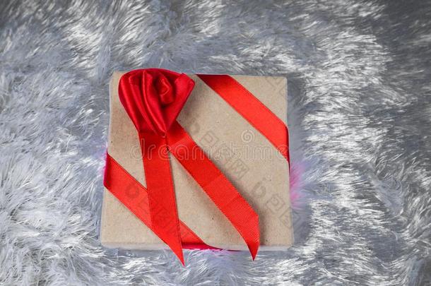 赠品盒充满的采用纸和系和一红色的带和一弓我
