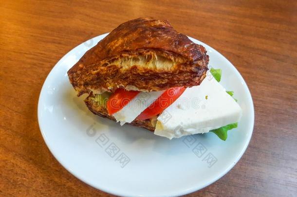苏打面包三明治和番茄和奶酪在饭店.