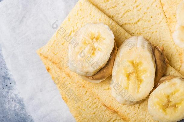 香蕉部分,腰果黄油和麸质自由的薄脆饼干