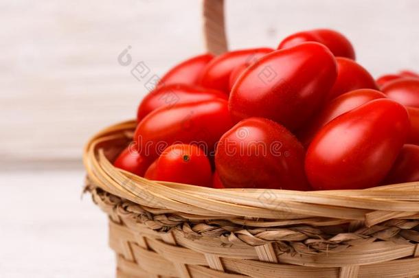 樱桃番茄采用一b一sket向一乡村的b一ckground