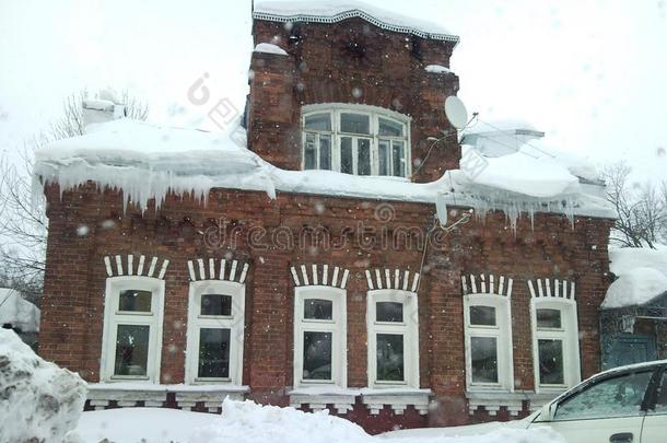 老的房屋是（be的三单形式大量的采用雪