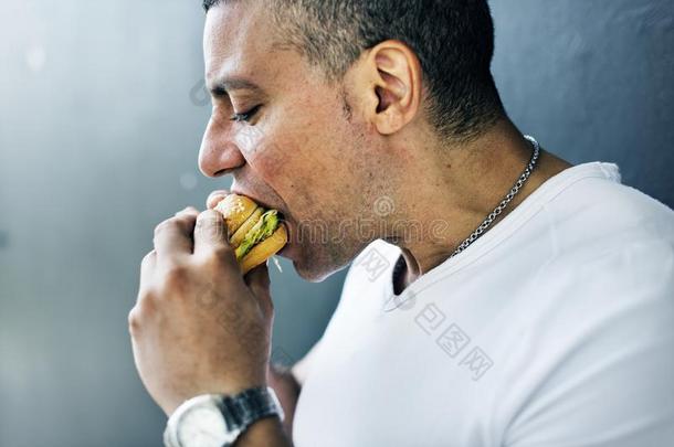 男人吃健康的食物汉堡包