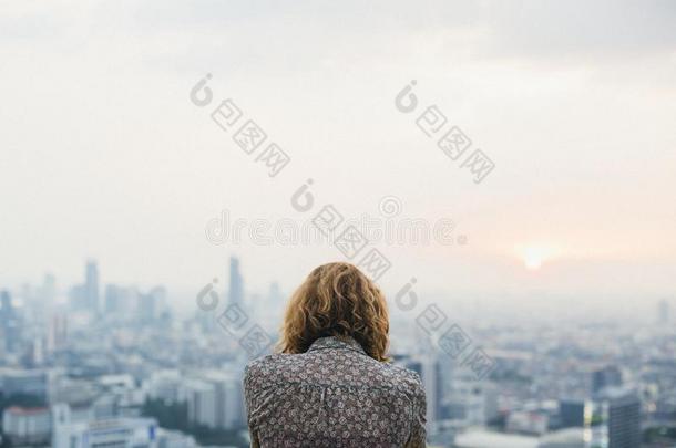 亚麻色的女人在一屋顶