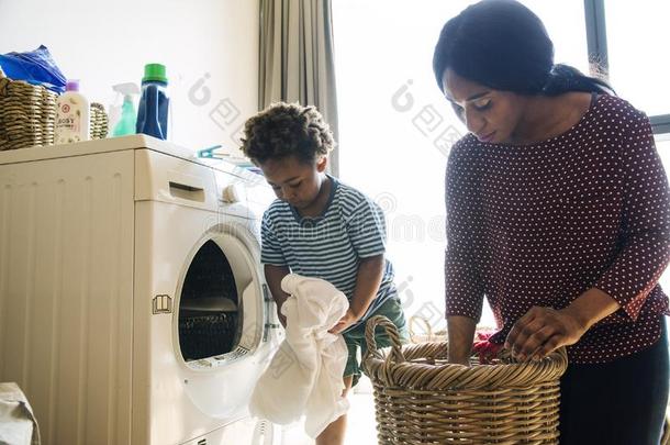 母亲和儿子做家务劳动同时