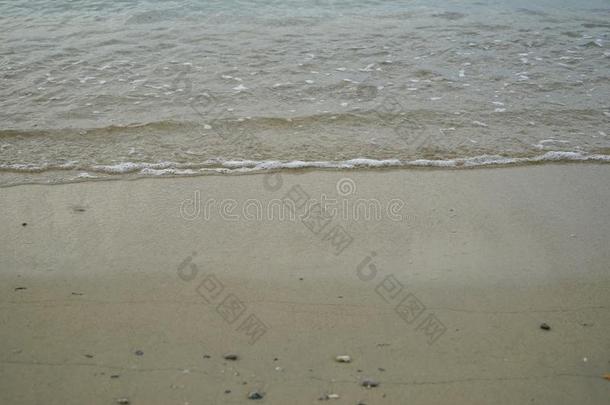 软的沙和小的岩石海滩和海水和白色的全是泡沫的warmair热空气