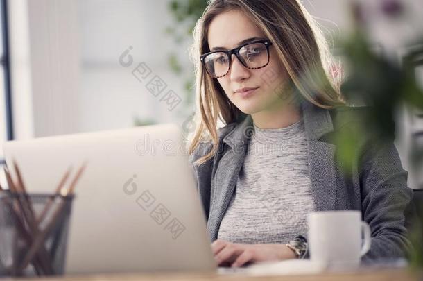 工作的女人采用计算机