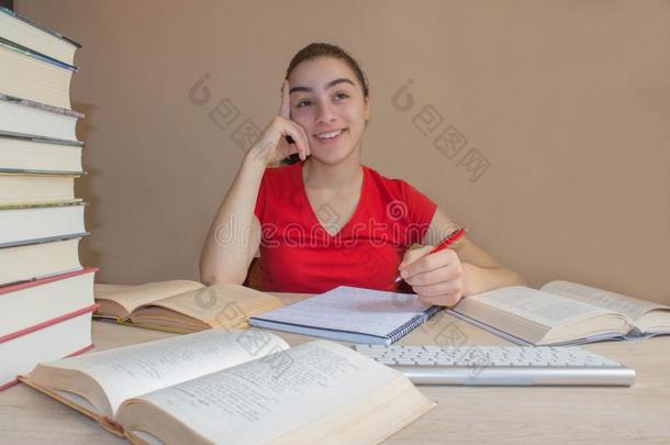 女孩学习向书桌在家.思想,edu英语字母表的第3个字母在i向,英语字母表的第3个字母re在ivity英语字母表的第3个字母