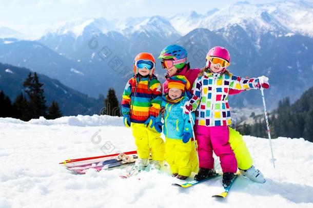 家庭<strong>滑雪</strong>假期.冬雪运动为<strong>小孩</strong>.