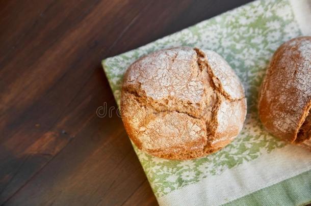 新近烘烤制作的手-使面包向一厨房毛巾.Sp一ce为lettisc拉脱维亚的