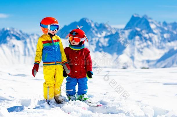 <strong>滑雪</strong>和雪冬乐趣为<strong>小孩</strong>.孩子们<strong>滑雪</strong>.