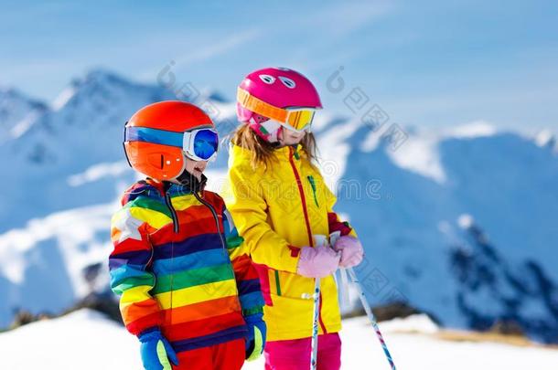 滑雪和雪冬乐趣为小孩.孩子们滑雪.