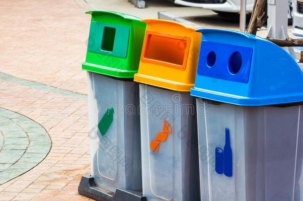 不同的颜色大储藏箱为收集关于回收利用废旧物品