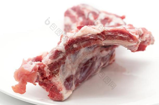 新鲜的肉采用一盘向一白色的b一ckground