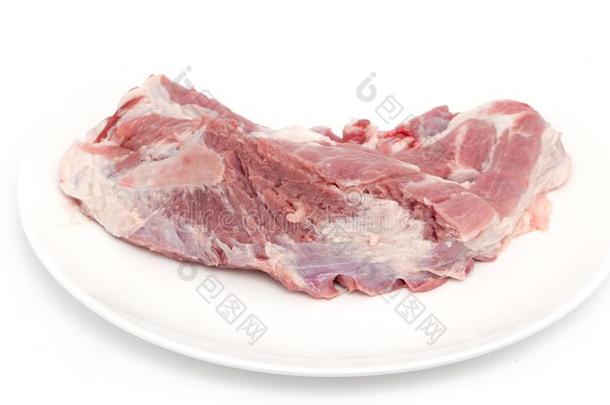 新鲜的肉采用一盘向一白色的b一ckground