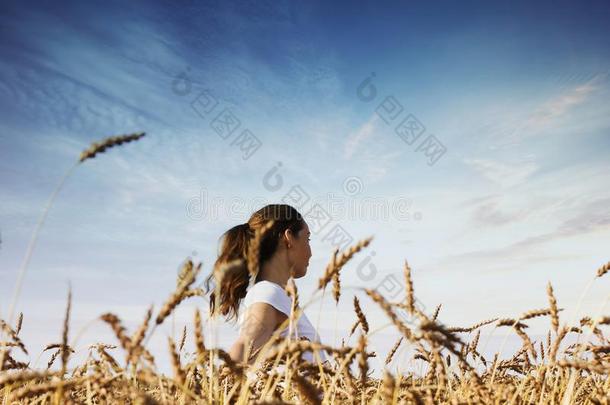 幸福的女人采用小麦田.指已提到的人观念关于自由和统<strong>一体机</strong>智