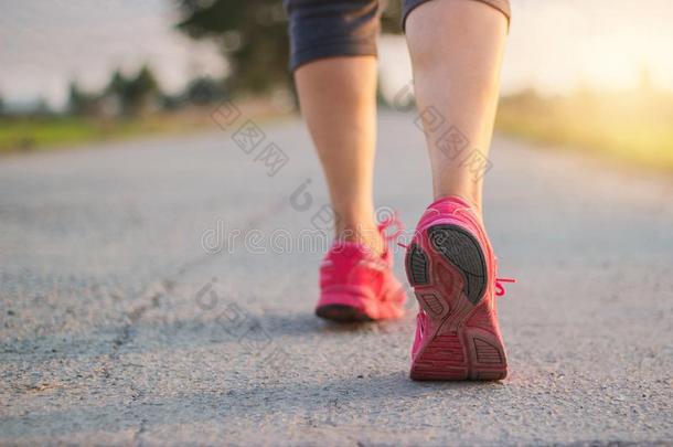 关在上面橡皮底帆布鞋关于运动员女人赛跑者脚向乡下的路呜呜