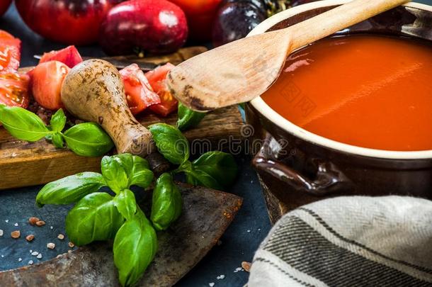 番茄多乳脂的或似乳脂的汤采用乡村的碗