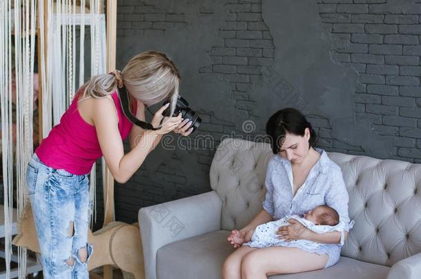 新生的婴儿母亲精品图片后台