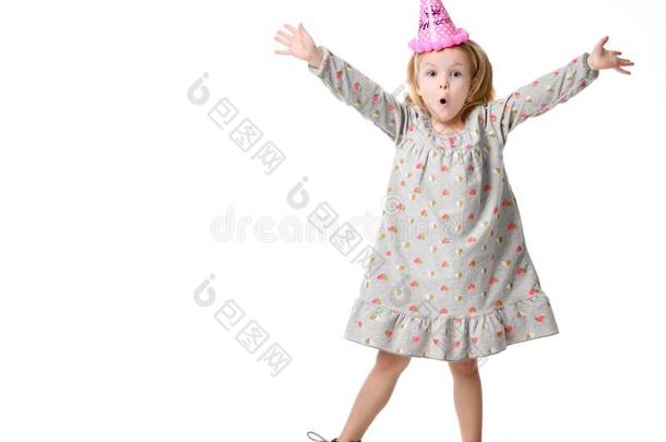年幼的亚麻色的女孩采用生日社交聚会pr采用cess帽子手伸开在上面