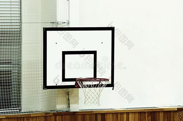 篮球箍和广告牌运动采用指已提到的人学校健身房
