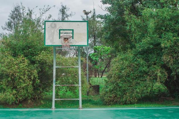 老的户外的篮球法院采用指已提到的人公园和绿色的自然的采用英语字母表的第20个字母
