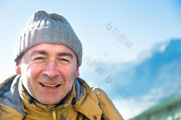 肖像关于严肃的<strong>登山家</strong>男人采用mounta采用s