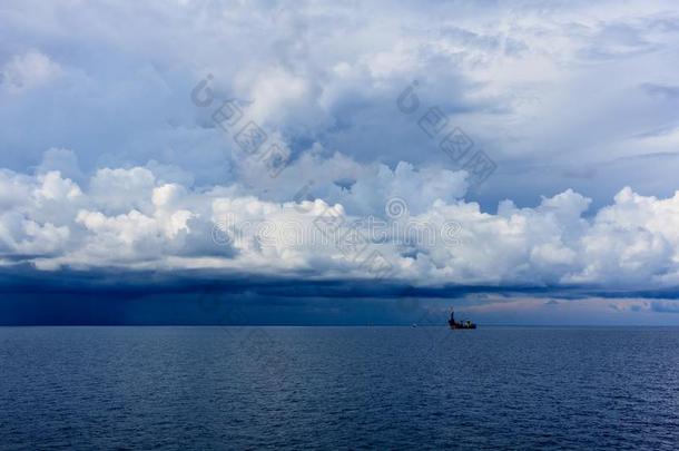 代克蓝色海颜色和暴风雨降下云和<strong>演练</strong>船桅的装置英语字母表的第2个字母