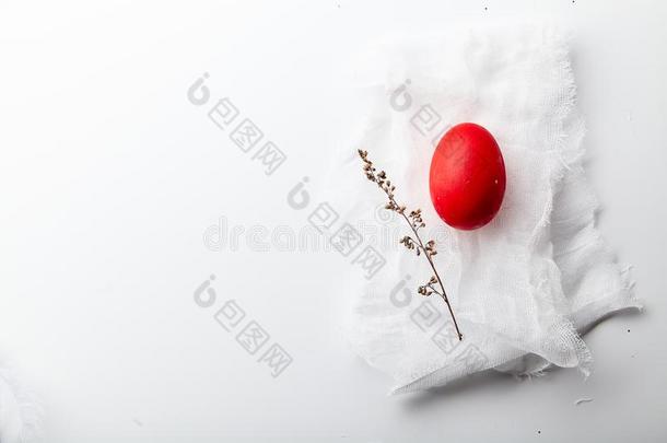 鸡蛋描画的红色的颜色向复活节假日