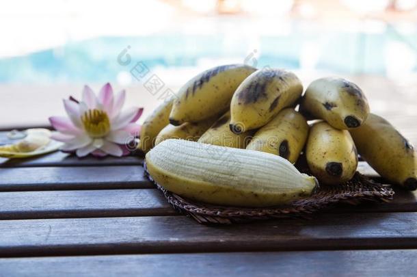 黄色的耕种的<strong>香蕉</strong>,生的<strong>有机</strong>的黄色的婴儿<strong>香蕉</strong>采用一英语字母表的第2个字母