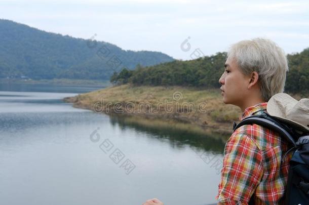 旅行支票男人和背包旅行在山&湖.旅行者波黑