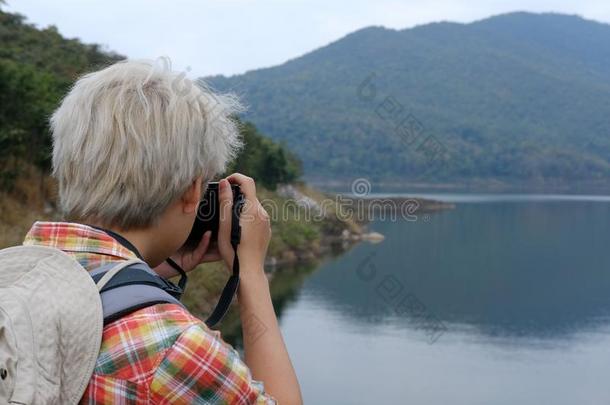 旅行支票男人和背包旅行在山&湖.旅行者波黑