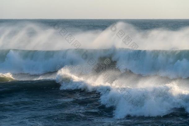 波破坏向指已提到的人海岸