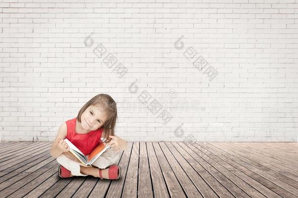 小的女孩阅读一书向一房间