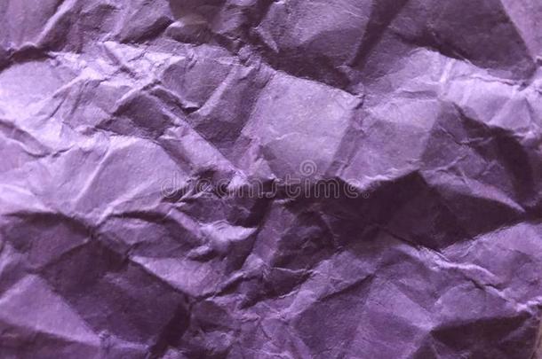 黑暗的和光紫色的板同样地摺皱的箔贴金箔纸.