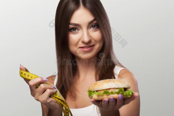 对有害的食物.一年幼的女孩是（be的三单形式奋斗的和超重的和病