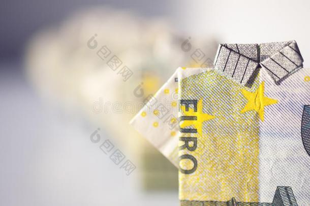 财政观念:一行关于人m一de和5欧元账单折叠的喜欢