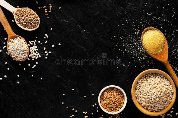 各种各样的碾去壳的燕麦,谷类植物.不同的类型关于碾去壳的燕麦采用保龄球和