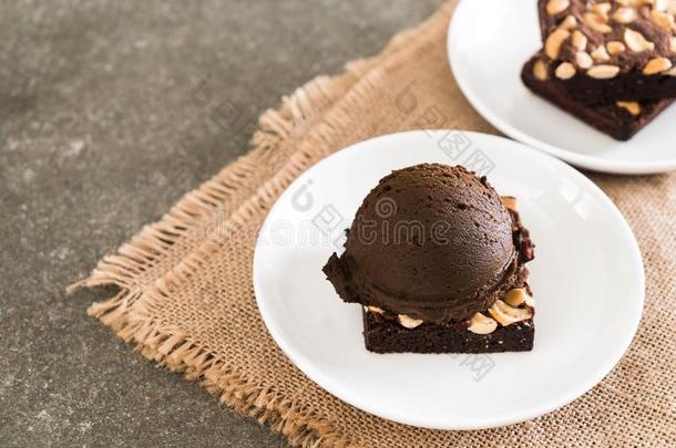 巧克力核仁巧克力饼和巧克力冰乳霜