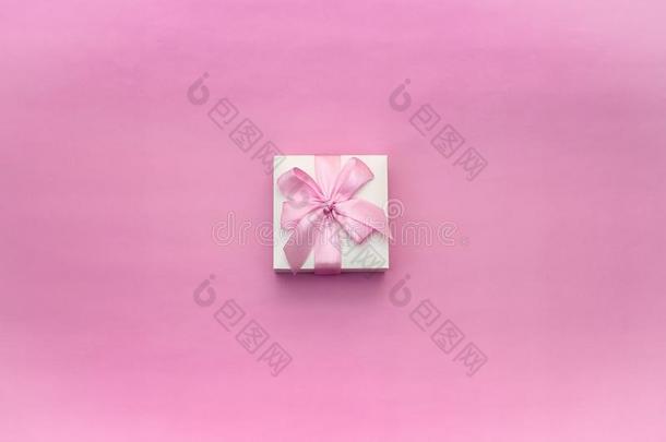 赠品盒装饰和一s一tin带向一粉红色的b一ckground.