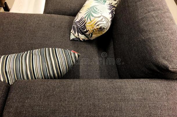 黑暗的沙发和富有色彩的垫.软的长沙发椅.典型的沙发