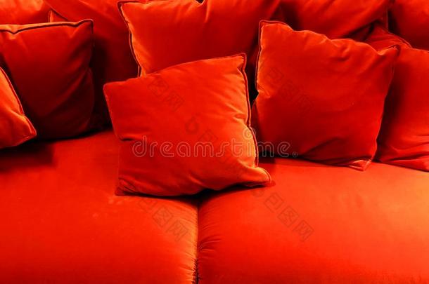 红色的沙发和红色的垫.软的长沙发椅.典型的沙发
