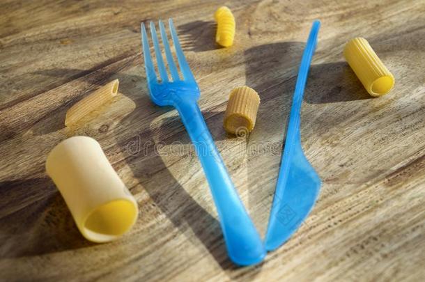 一件关于<strong>餐具</strong>采用塑料制品和各式各样的面团