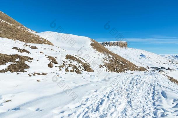 指已提到的人风景关于雪-大量的高加索人岩石向指已提到的人<strong>切换</strong>爸