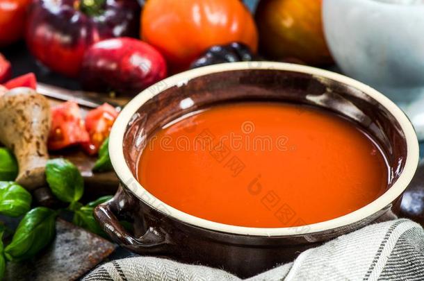 乡村的罐和多乳脂的或似乳脂的番茄汤