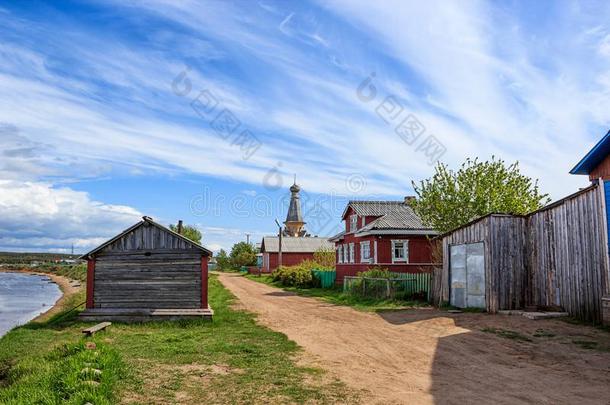 俄国的北方的村民.木制的住宅,教堂,泥土路和英语字母表的第18个字母
