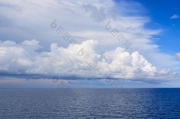 全景画蓝色海和蓝色天和白色的云全景画蓝色Sweden瑞典